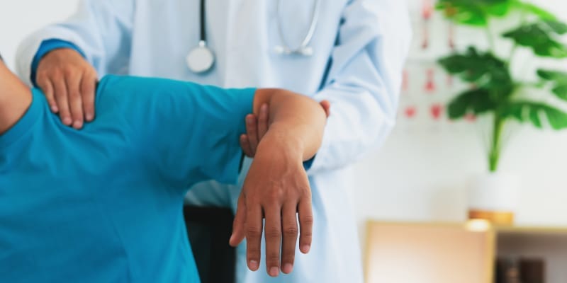 An doctor examining the patient with shoulder pain.